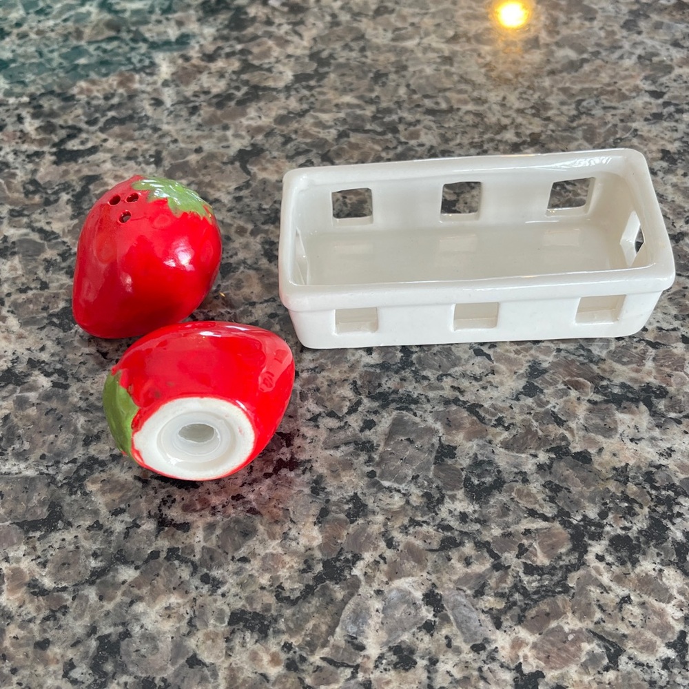 Strawberry Salt and Pepper Shakers 🌺 - Picture 2 of 3